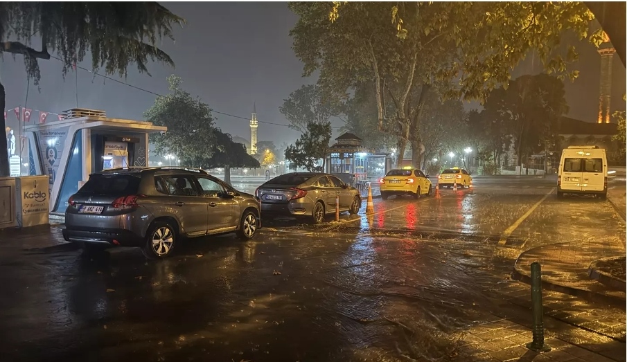 İstanbul'un komşu kentinde gök gürültülü sağanak etkili oldu