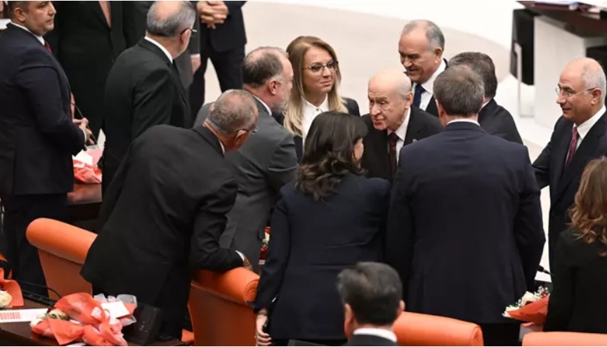 MHP lideri Bahçeli'den 'DEM Partililerle tokalaşma' açıklaması: Beni Cumhurbaşkanımızın konuşması harekete geçirdi