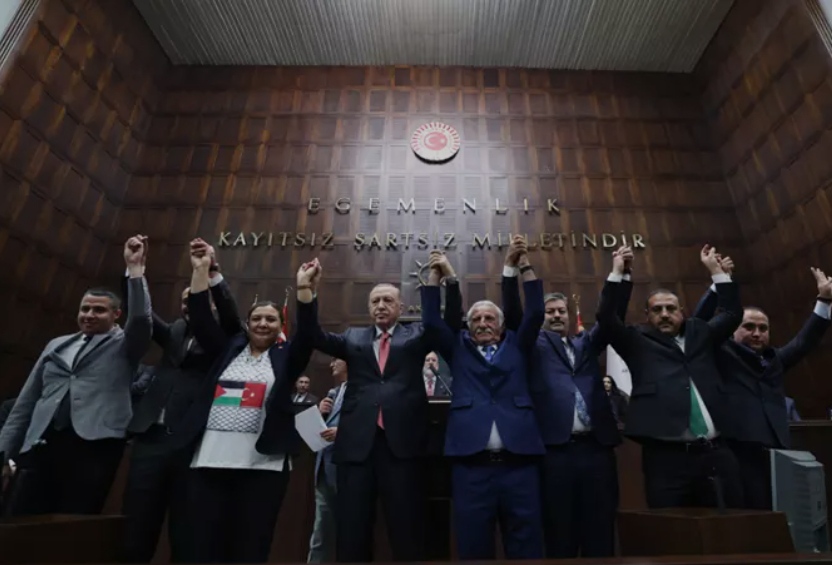 AK Parti'ye katıldılar! Rozetlerini Başkan Erdoğan taktı