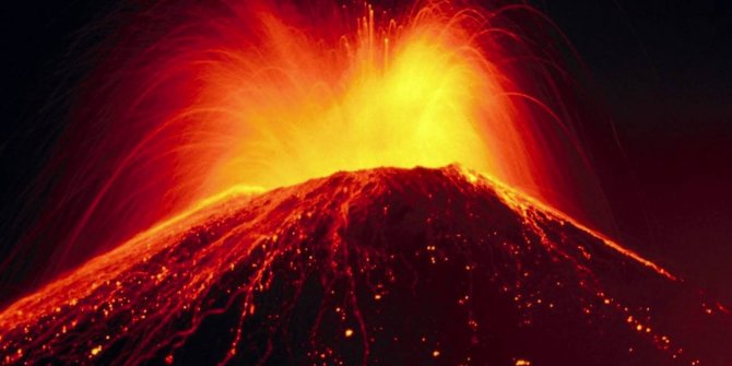 Japonya'da Shinmoe Yanardağı'nda güçlü patlamalar