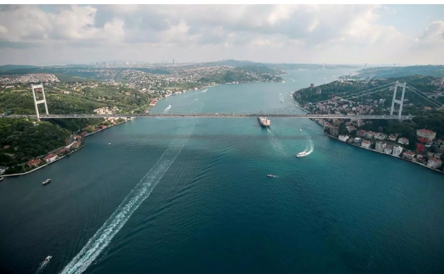 İstanbul Boğazı gemi geçişlerine açıldı