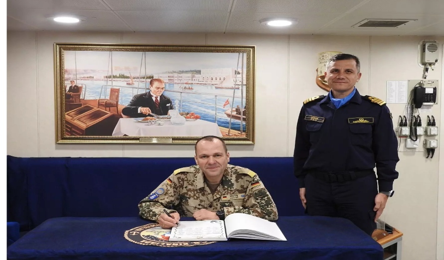 UNIFIL Deniz Görev Grubu Komutanı Tuğamiral Kesten, TCG Kınalıada'yı ziyaret etti