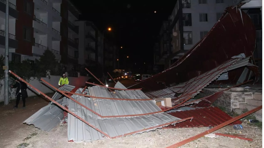 Hatay'da şiddetli rüzgar binaların çatılarını uçurdu