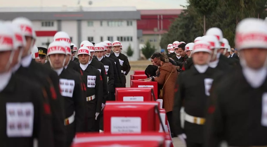 Helikopter kazasında şehit olan askerlerimiz için Isparta'da tören düzenlendi