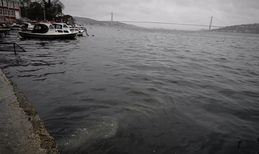 Üsküdar'da denize akan kanalizasyon suyu çevre kirliliğine neden oldu