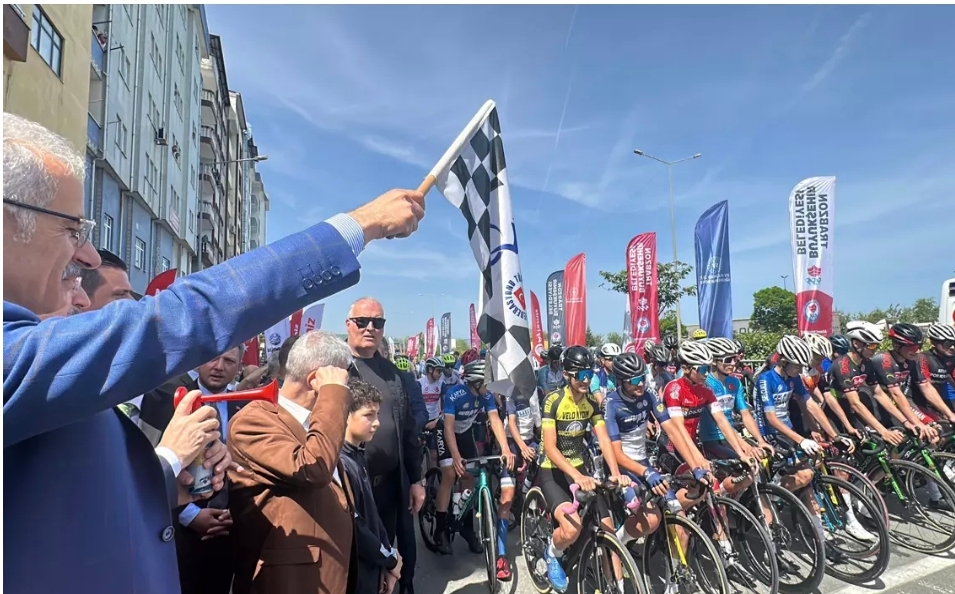 Bakan Uraloğlu "5. Arsin-Santa-Taşköprü Yol Bisikleti Yarışları"nın startını verdi