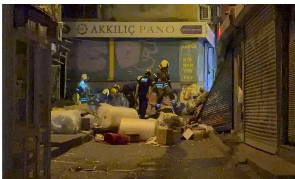 Beyoğlu'ndaki bir binada patlama sesinin ardından çökme meydana geldi.