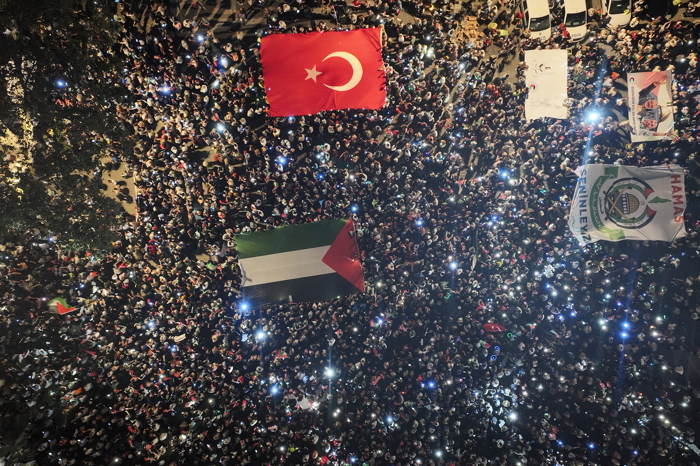 On binlerce kişiden Beyazıt'tan Ayasofya'ya “Gazze'ye Umut Işığı Ol” yürüyüşü