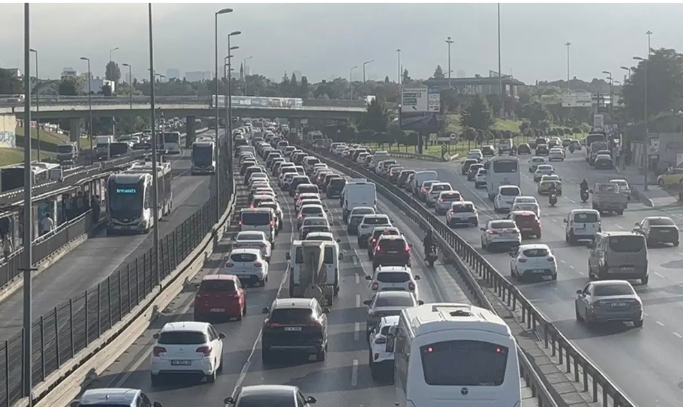İstanbul'da okullarda uyum haftası ve haftanın ilk iş gününde trafik yoğunluğu yaşanıyor