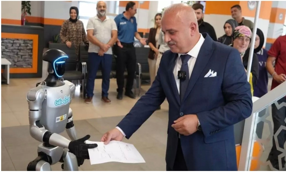 Türkiye'de bir ilk: İnsansı robot Canikli nüfusuna alındı