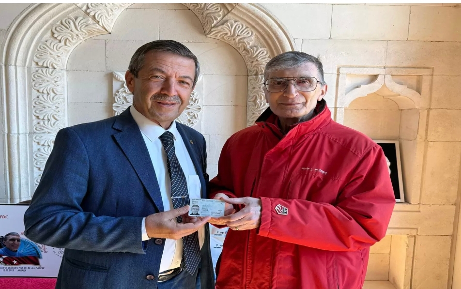 KKTC Dışişleri Bakanı Ertuğruloğlu, bilim insanı Aziz Sancar'a KKTC kimliğini takdim etti