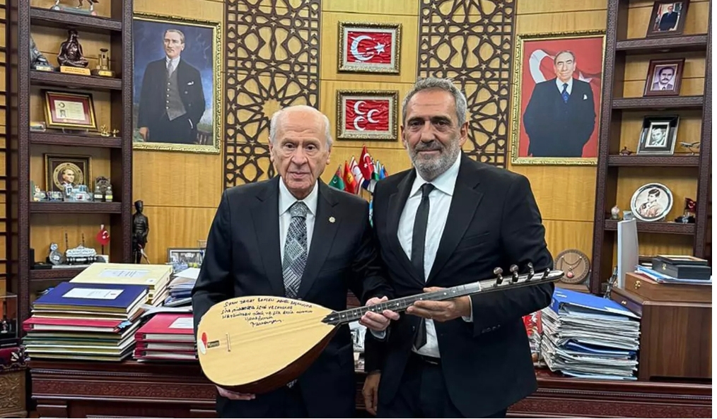 Yavuz Bingöl, MHP lideri Bahçeli'ye bağlama hediye etti