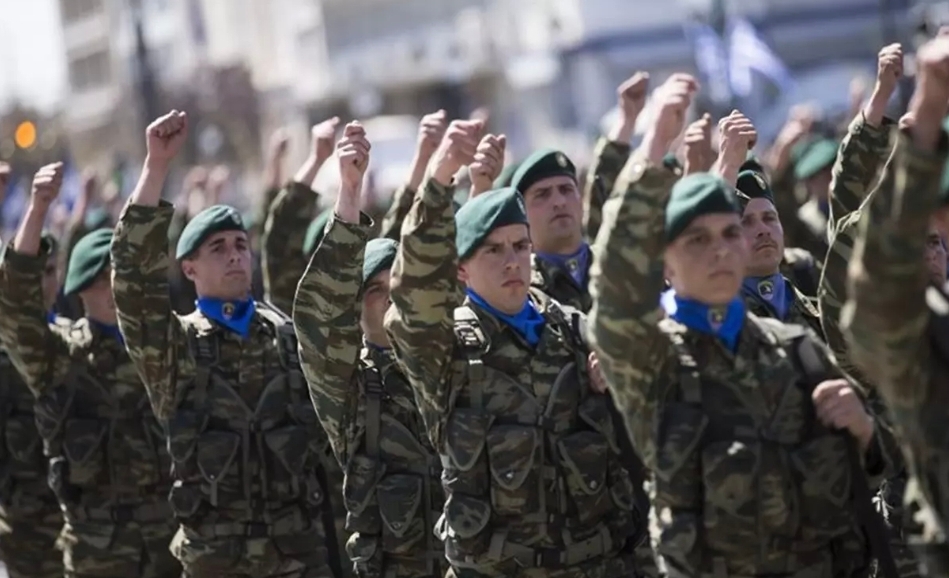 Yunanistan'da askerler başbakanlık binasına yürüdü! Yasa tasarısı protesto edildi