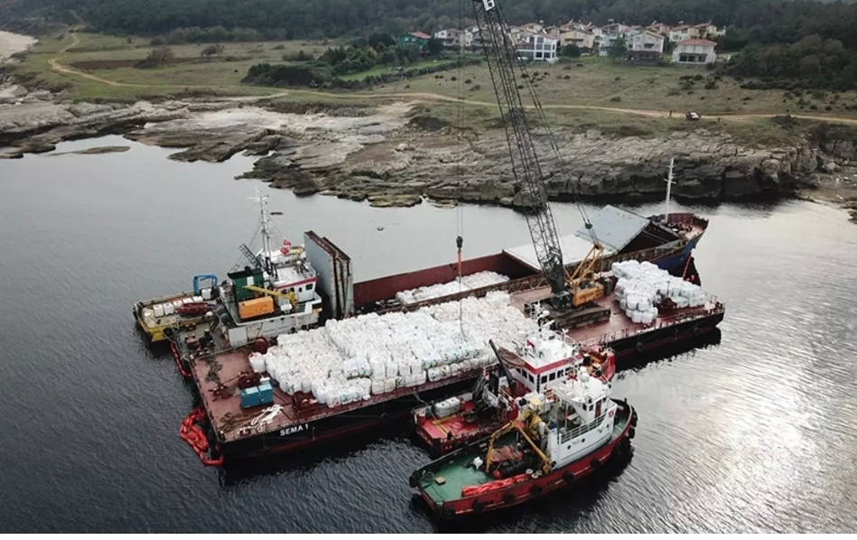 Kandıra'da karaya oturan gemideki yük tahliye ediliyor
