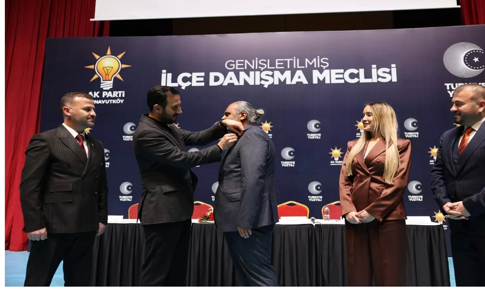 CHP'den istifa edip AK Parti'ye geçtiler! 150 parti üyesine rozet takıldı