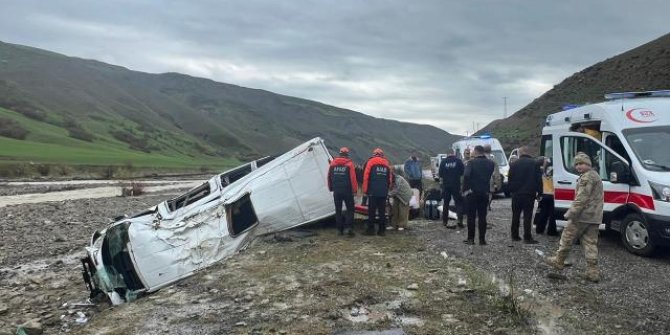 Kontrolden çıkan minibüs dere yatağına devrildi: 16 yaralı