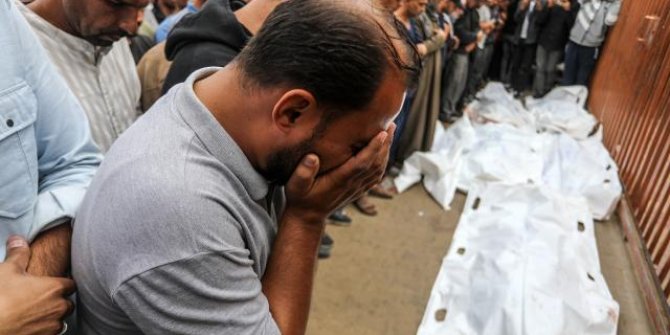 Araştırma: İngiliz medyası Gazze soykırımını aklamaya çalışıyor