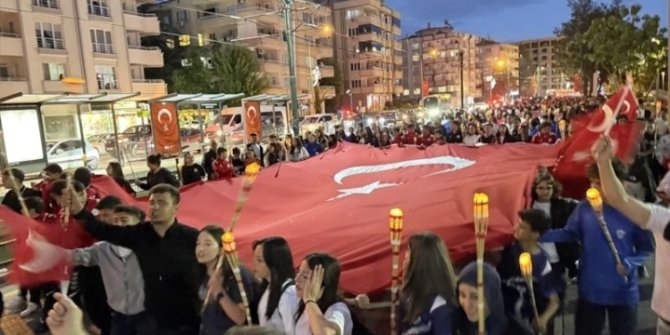 Yurtta 19 Mayıs etkinlikleri kapsamında fener alayı düzenlendi