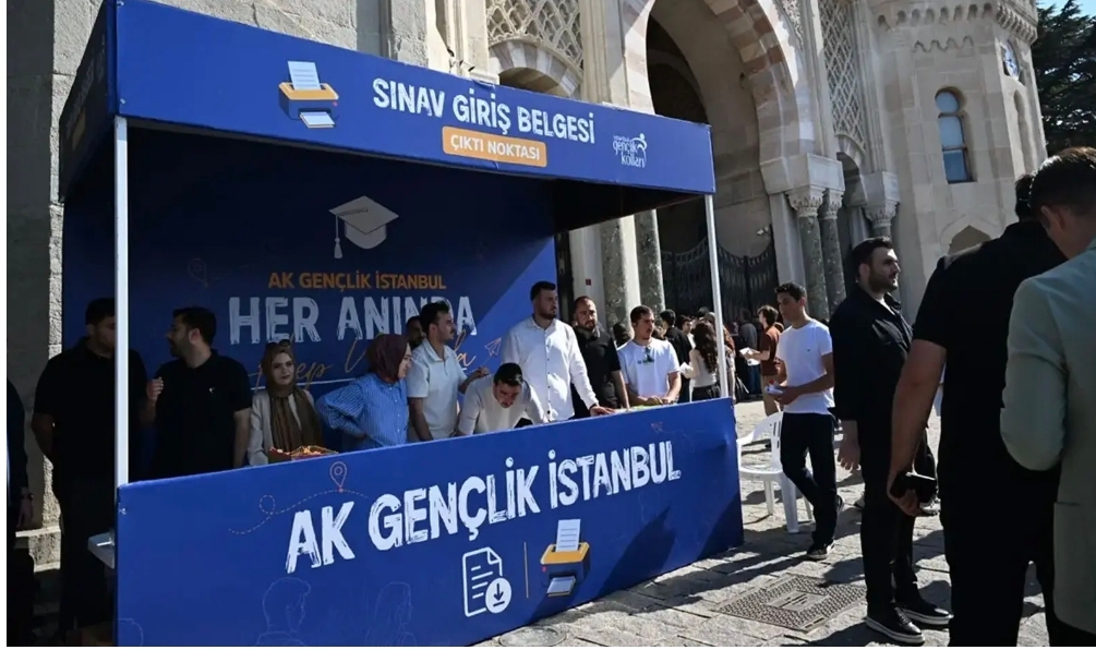 AK Parti İstanbul İl Gençlik Kollarından "Sınav Giriş Belgesi Çıktı Noktası" hizmeti