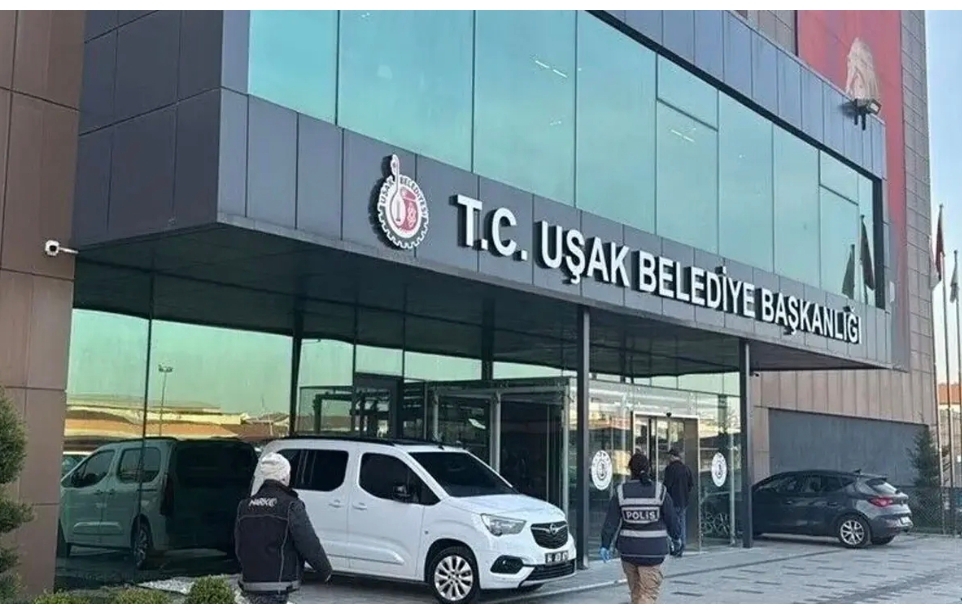 Uşak Belediyesinde sigortalı gösterilip Özkan Yalım'ın işletmelerinde çalışan 15 şüpheli gözaltında