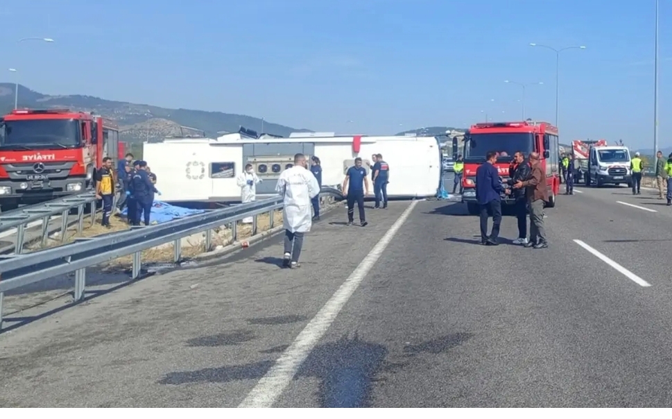 Manisa'da tur otobüsü ile çekici çarpıştı: 11 can kaybı, 27 yaralı