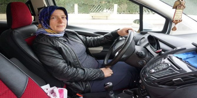 Sakarya'nın tek kadın taksi şoförü ekmek parası için direksiyon sallıyor