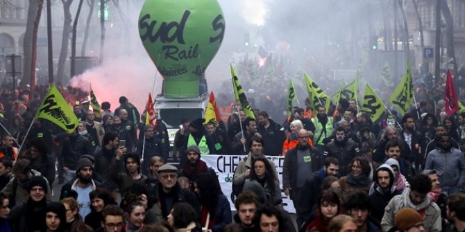 Fransa'da grev ikinci gününde üniversitelere sıçradı