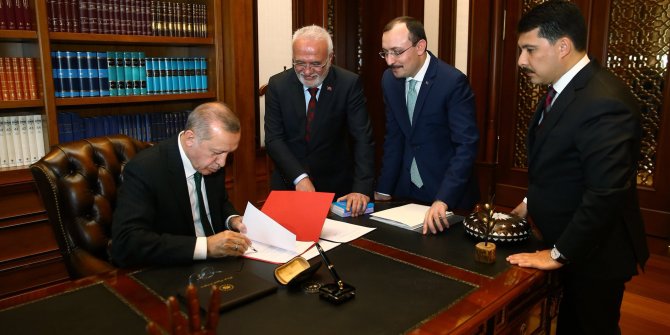Cumhurbaşkanı Erdoğan imzayı attı, Twitter'dan paylaştı