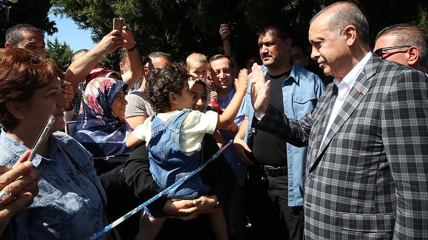 Cumhurbaşkanı Erdoğan Tarabya'da vatandaşlarla bayramlaştı