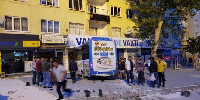 Halk otobüsü AK Parti'nin seçim bürosuna daldı