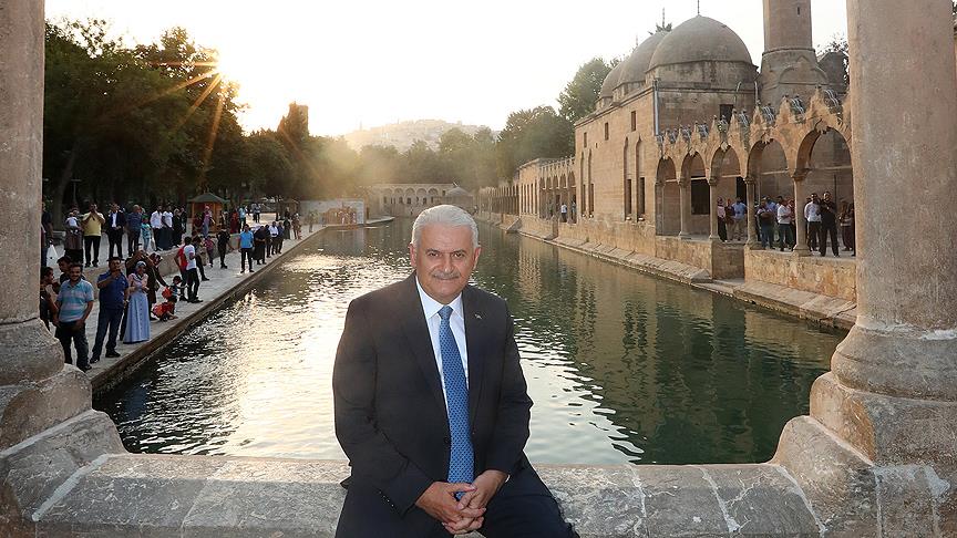 Başbakan Yıldırım Şanlıurfa'da Balıklıgöl'ü gezdi