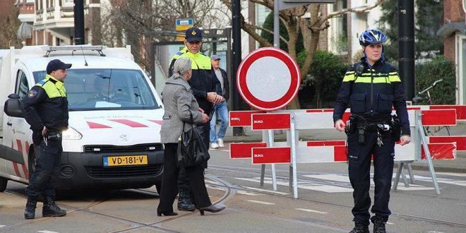 Hollanda'da sürücü, aracıyla grubun arasına daldı