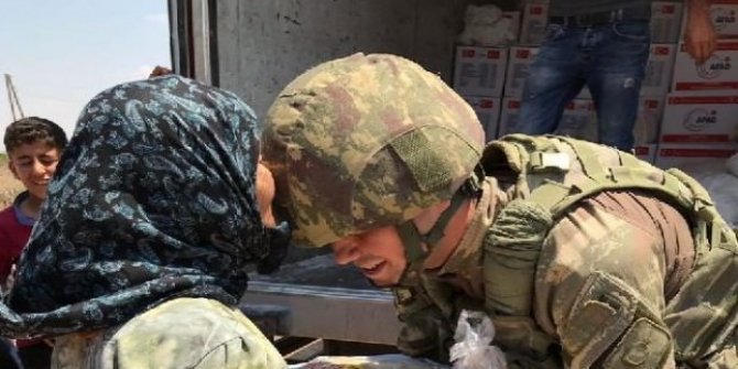 Afrin'li yaşlı kadın, Mehmetçiği alnından öptü
