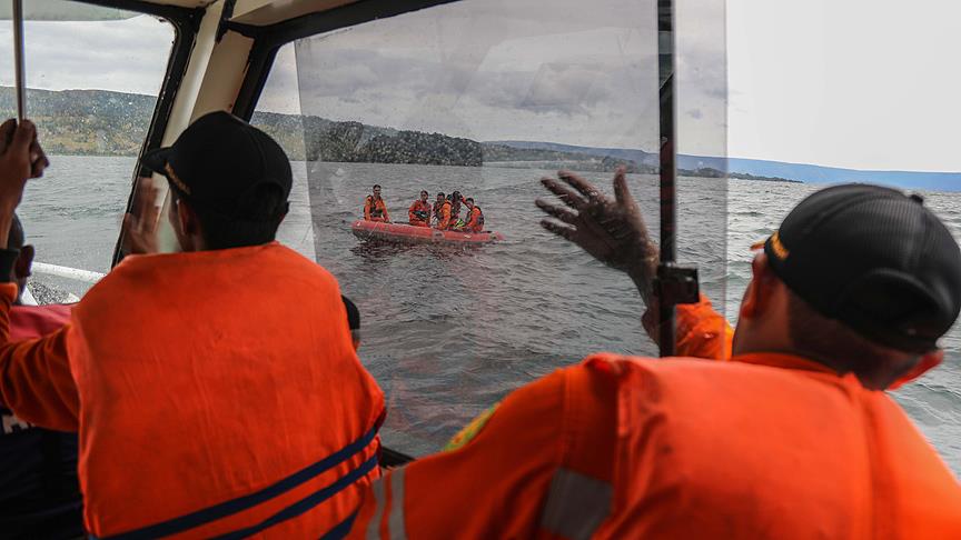 Alabora olan teknedeki 178 kişi kayboldu