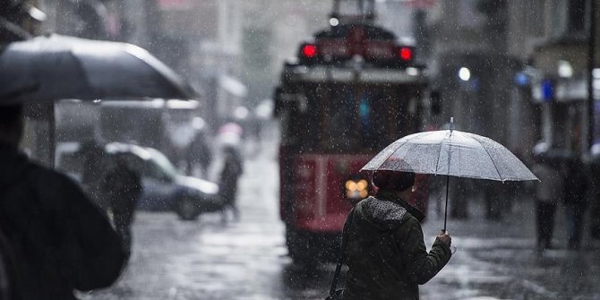 İstanbul'da şiddetli yağış hayatı felç etti!ti!