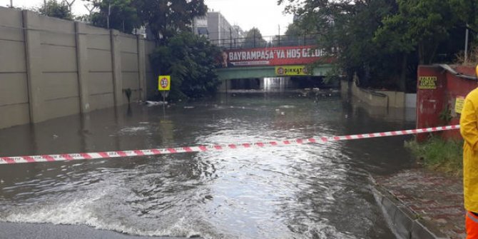 İstanbul'da yağmur bastırdı! Mahsur kalanlar var