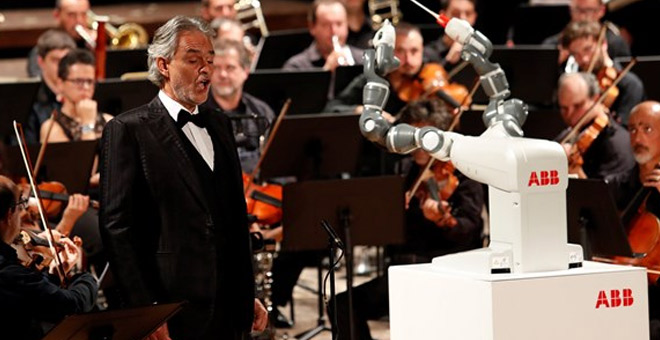Robot orkestra şefi konser yönetti