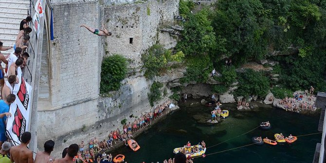 Mostarlı gençler geleneksel köprü atlayışlarını yaptı