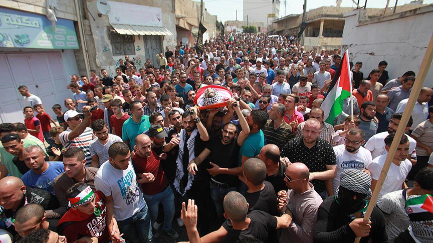 İsrail askerlerinin öldürdüğü Filistinliler için cenaze töreni
