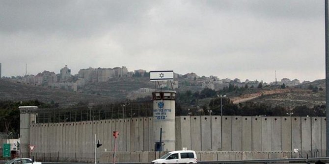 İsrail hapishanelerinde 300 yakın Filistinli çocuk var