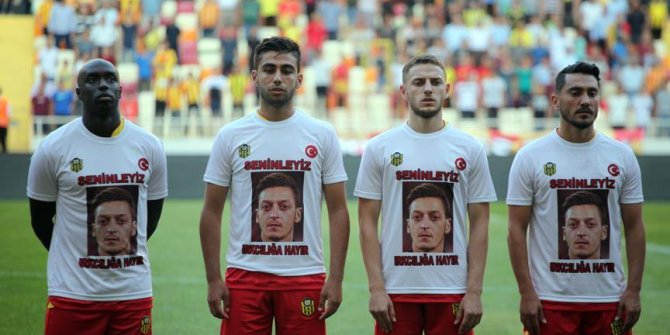 Sarı-siyahlı futbolculardan  Mesut Özil'e destek!