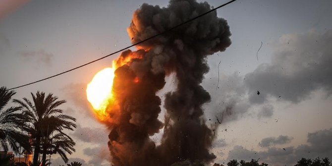 İsrail yine Gazze'ye bomba yağdırdı
