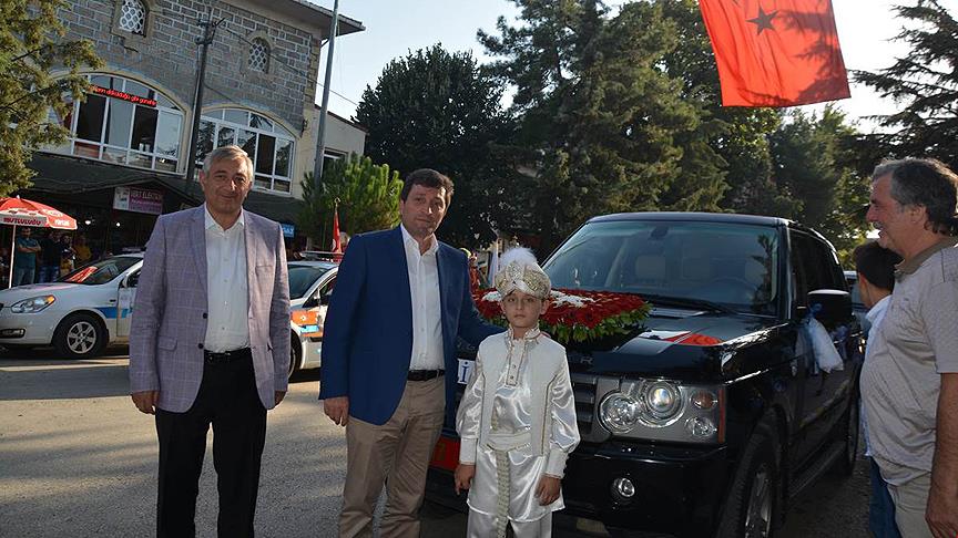 Makam aracını şehit çocuğuna sünnet arabası yaptı