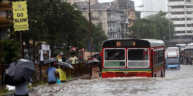 Hindistan'da muson yağmurları can almaya devam ediyor
