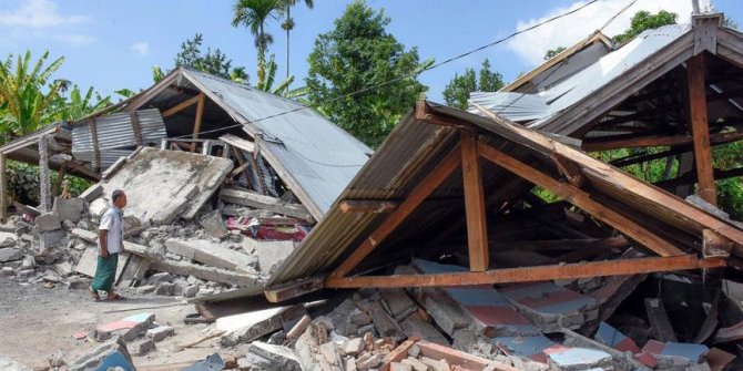 Endonezya'da şiddetli deprem!Binalar yıkıldı