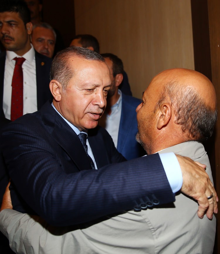 Cumhurbaşkanı Erdoğan şehit babasını karşısında görünce gözleri doldu
