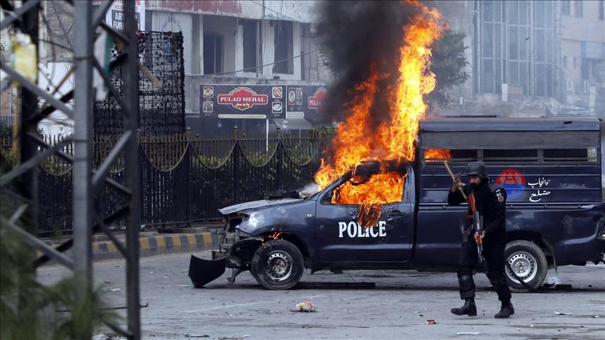Pakistan'da polise saldırı!