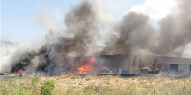 İzmir Çiğli'de  Sanayi Sitesi'nde yangın!