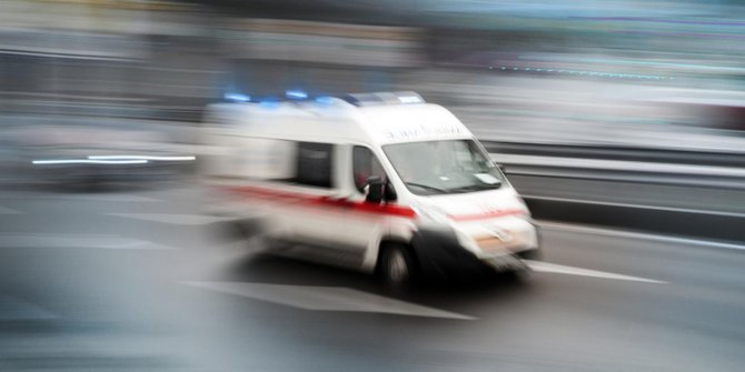 Bakırköy'de ambulans devrildi! Kazada 3 kişi yaralandı