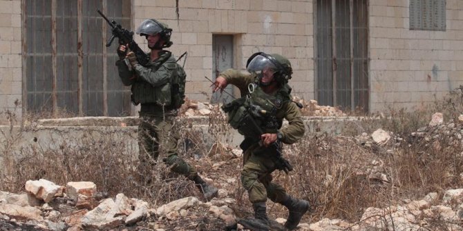 İsrail güçleri biri gazeteci 15 Filistinliyi gözaltına aldı